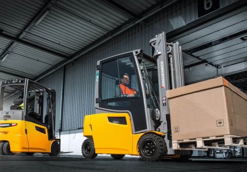 stage-forklifts